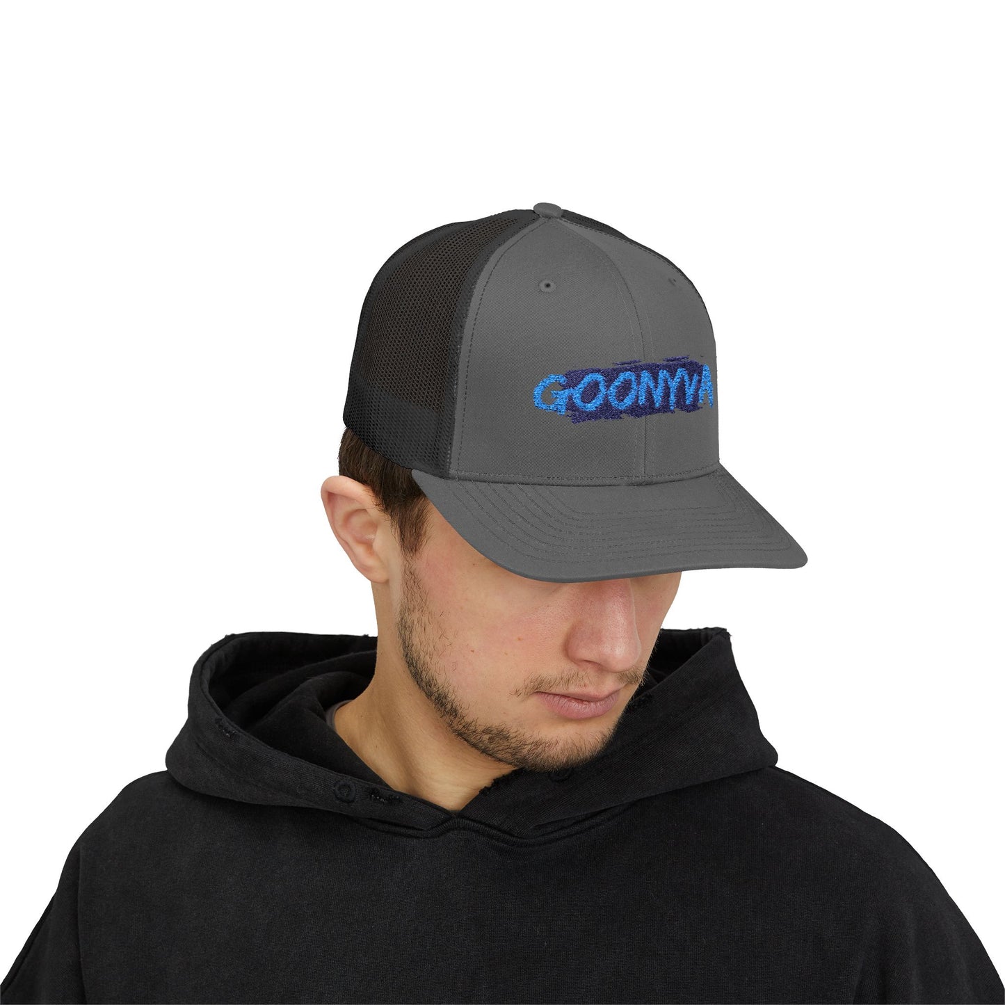 Affirmez votre style avec notre casquette Trucker Snapback "Goonya" stylée ! Ce chapeau tendance est parfait pour toutes vos aventures en plein air. C'est un cadeau unique pour lui ou pour elle, idéal pour un look décontracté au quotidien.