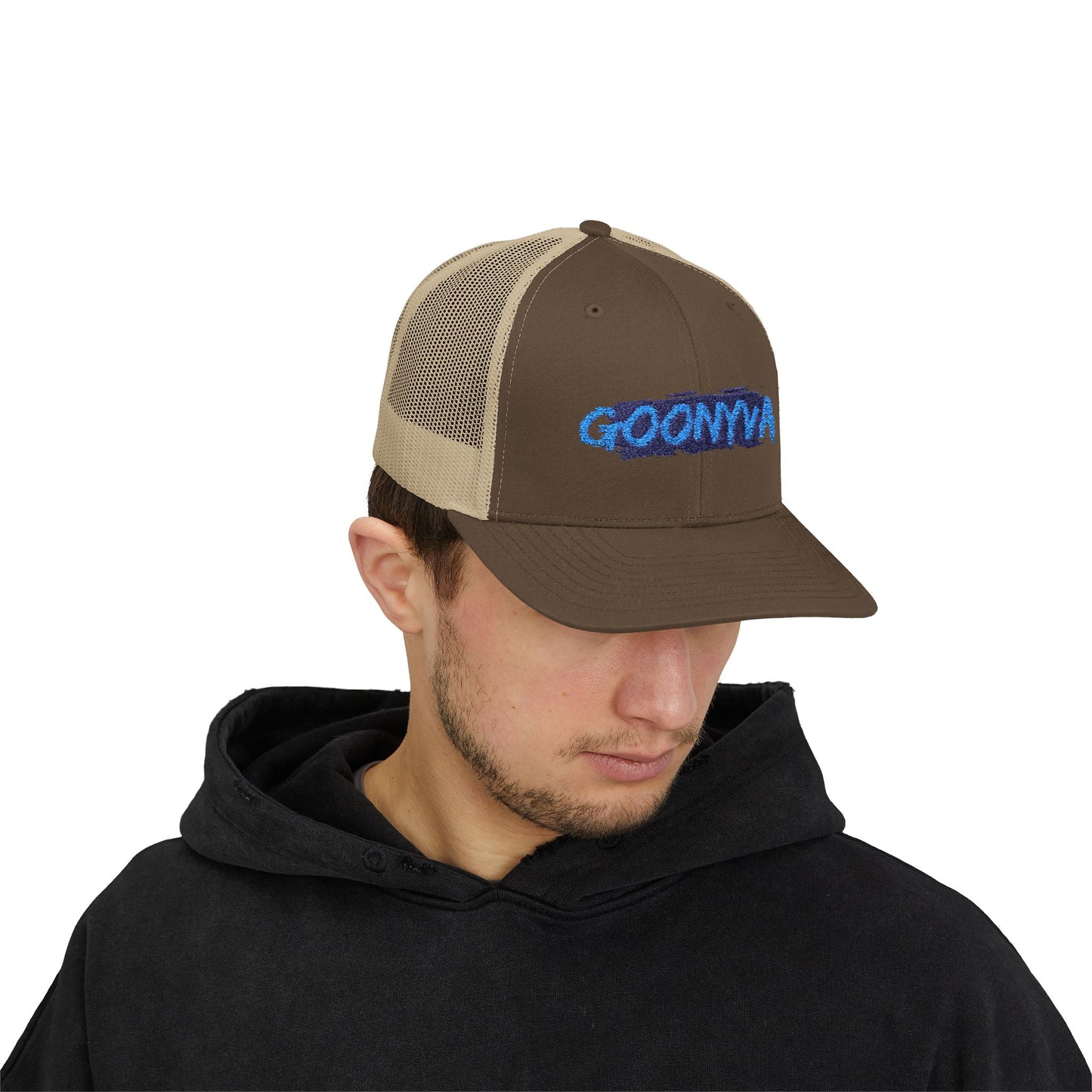 Affirmez votre style avec notre casquette Trucker Snapback "Goonya" stylée ! Ce chapeau tendance est parfait pour toutes vos aventures en plein air. C'est un cadeau unique pour lui ou pour elle, idéal pour un look décontracté au quotidien.