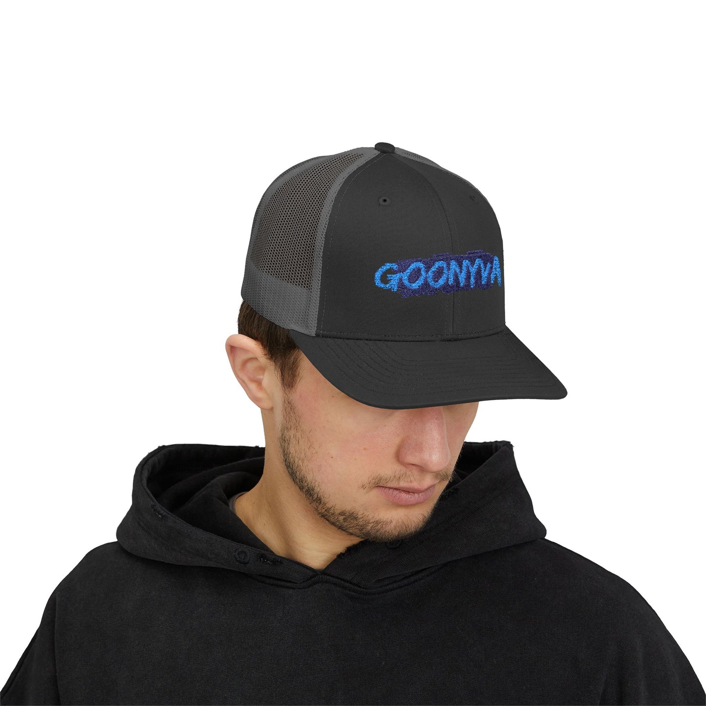Affirmez votre style avec notre casquette Trucker Snapback "Goonya" stylée ! Ce chapeau tendance est parfait pour toutes vos aventures en plein air. C'est un cadeau unique pour lui ou pour elle, idéal pour un look décontracté au quotidien.