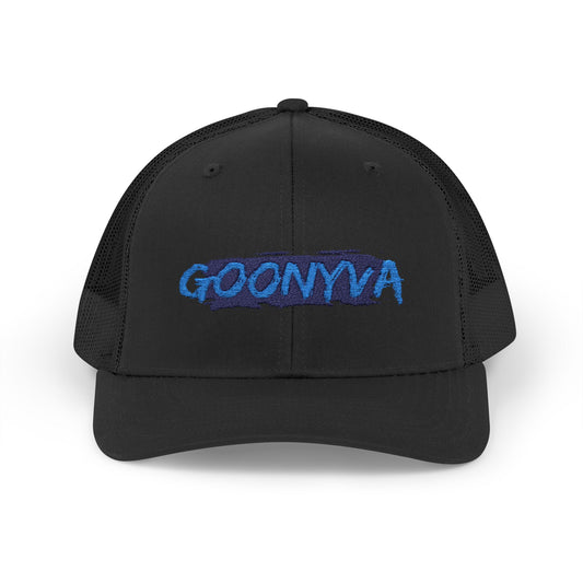 Affirmez votre style avec notre casquette Trucker Snapback "Goonya" stylée ! Ce chapeau tendance est parfait pour toutes vos aventures en plein air. C'est un cadeau unique pour lui ou pour elle, idéal pour un look décontracté au quotidien.