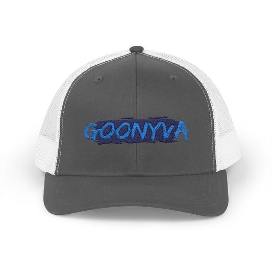 Affirmez votre style avec notre casquette Trucker Snapback "Goonya" stylée ! Ce chapeau tendance est parfait pour toutes vos aventures en plein air. C'est un cadeau unique pour lui ou pour elle, idéal pour un look décontracté au quotidien.
