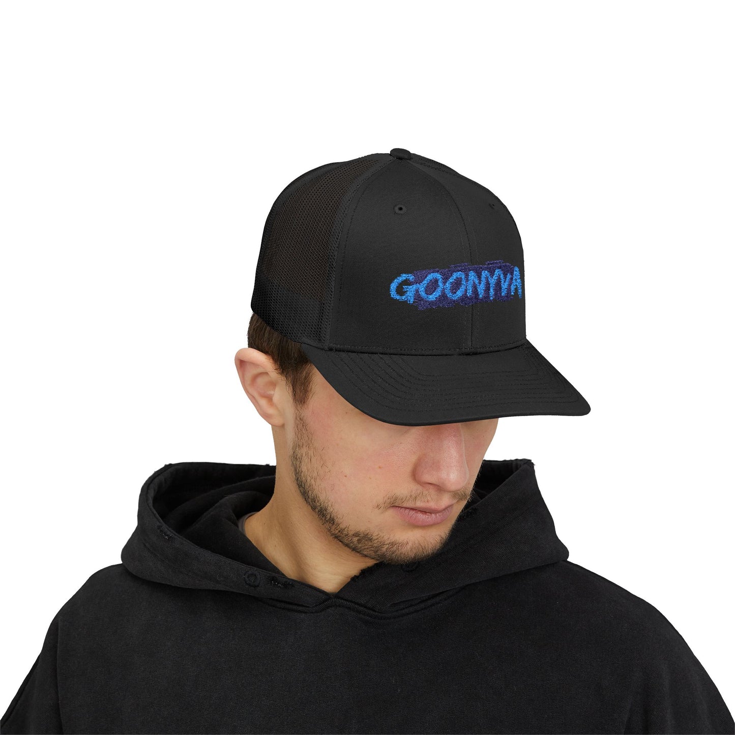 Affirmez votre style avec notre casquette Trucker Snapback "Goonya" stylée ! Ce chapeau tendance est parfait pour toutes vos aventures en plein air. C'est un cadeau unique pour lui ou pour elle, idéal pour un look décontracté au quotidien.