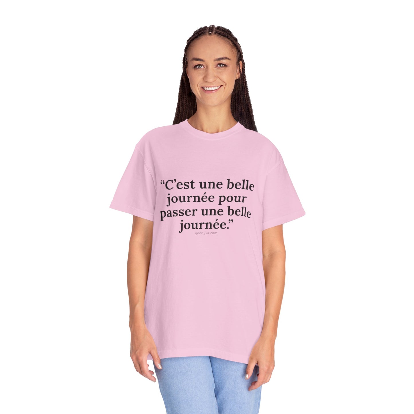 T-shirt Unisexe "C'est une Belle Journée" – Le T-shirt Teint à la Perfection. C'est l'Essentiel Décontracté qui Fera Plaisir à Vos Amis.