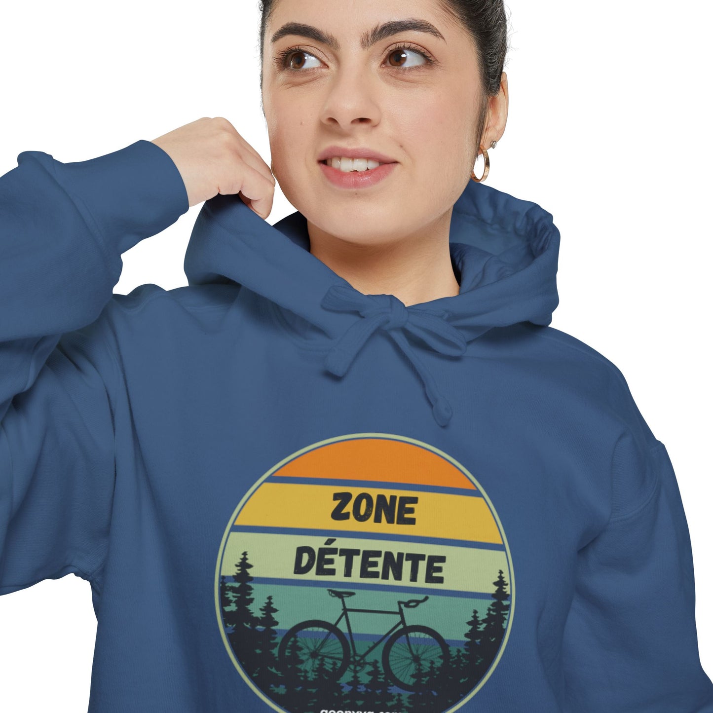 Chandail à Capuche Unisexe Teint en Pièce avec Motif "ZONE DÉTENTE" Chandail Confortable "Zone Détente" pour Amoureux du Plein Air  Cadeau Idéal pour les Amoureux de la Nature [...]