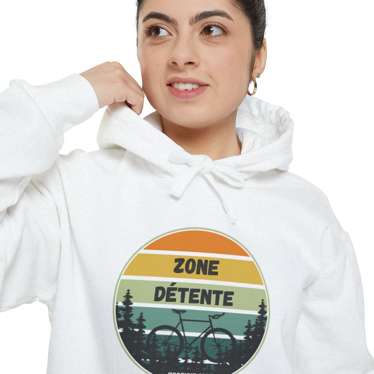Chandail à Capuche Unisexe Teint en Pièce avec Motif "ZONE DÉTENTE" Chandail Confortable "Zone Détente" pour Amoureux du Plein Air  Cadeau Idéal pour les Amoureux de la Nature [...]