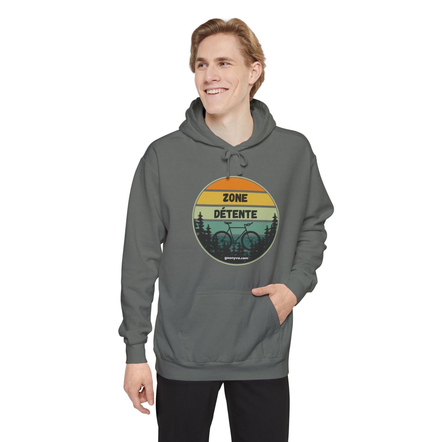 Chandail à Capuche Unisexe Teint en Pièce avec Motif "ZONE DÉTENTE" Chandail Confortable "Zone Détente" pour Amoureux du Plein Air  Cadeau Idéal pour les Amoureux de la Nature [...]