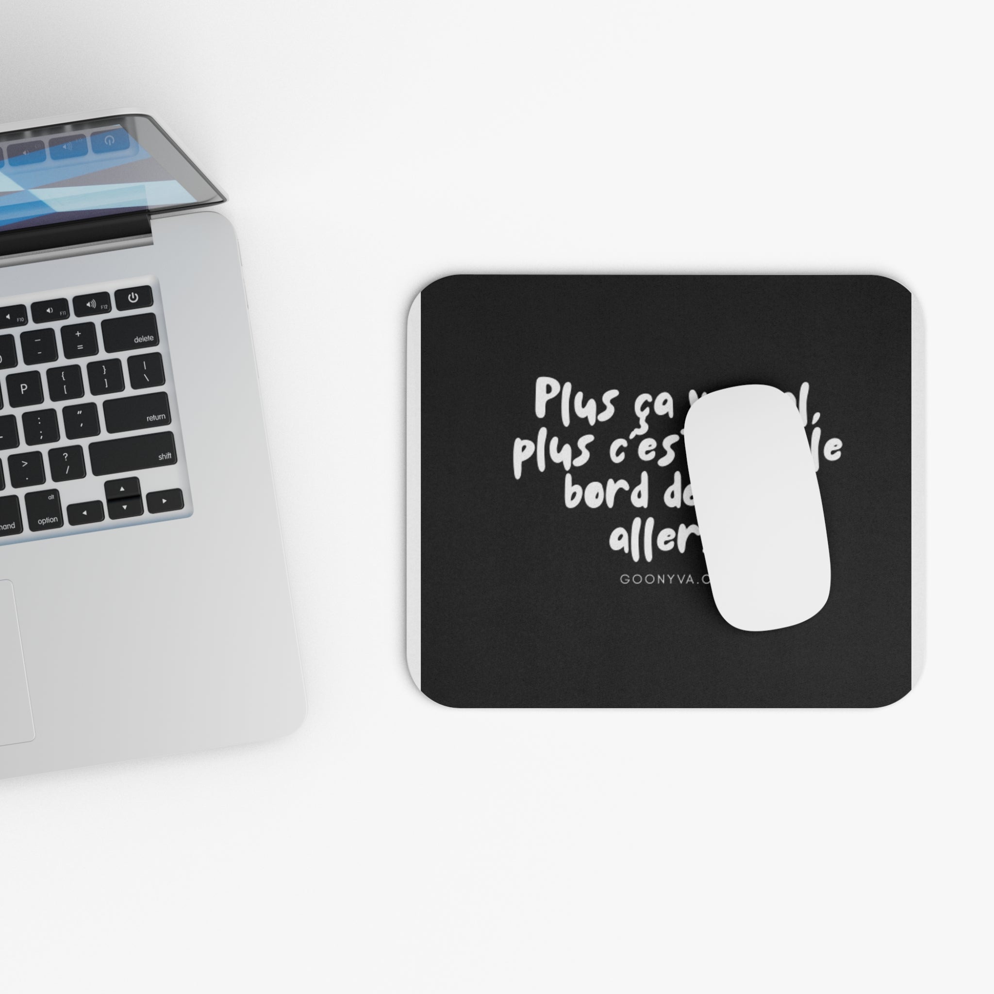 Tapis de Souris Motivationnel et Élégant – L'Accessoire Indispensable pour Votre Bureau. Parfait Cadeau pour Étudiants et Indispensable pour le Télétravail, avec son Design Noir à Citation Inspirante.