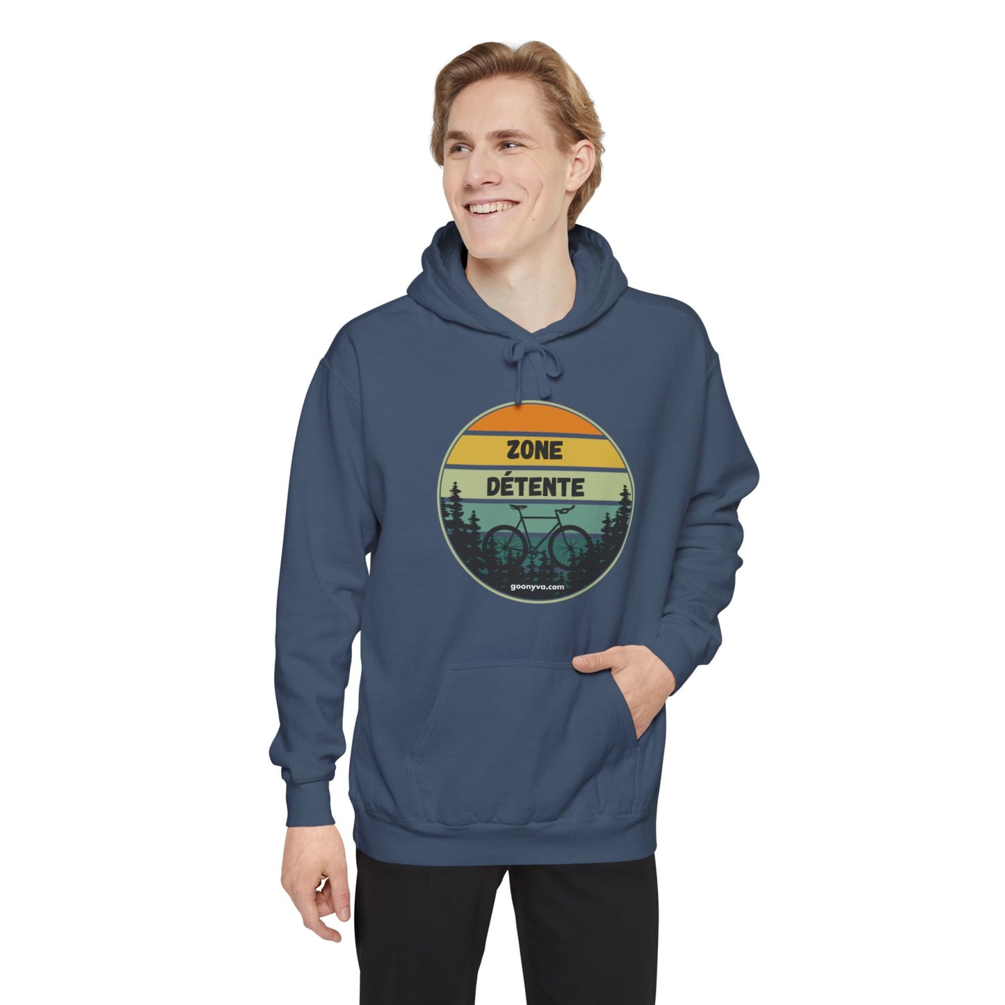 Chandail à Capuche Unisexe Teint en Pièce avec Motif "ZONE DÉTENTE" Chandail Confortable "Zone Détente" pour Amoureux du Plein Air  Cadeau Idéal pour les Amoureux de la Nature [...]