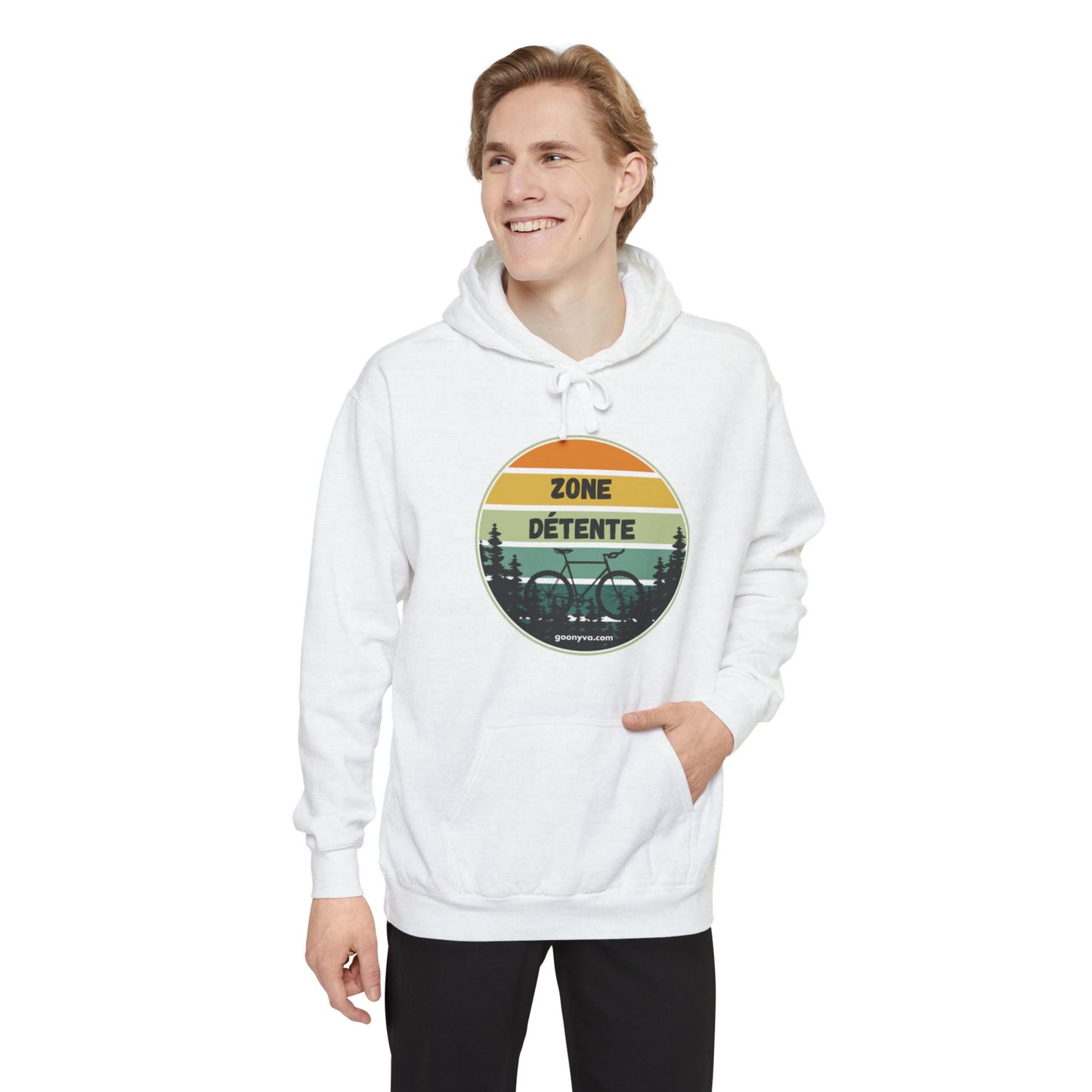 Chandail à Capuche Unisexe Teint en Pièce avec Motif "ZONE DÉTENTE" Chandail Confortable "Zone Détente" pour Amoureux du Plein Air  Cadeau Idéal pour les Amoureux de la Nature [...]