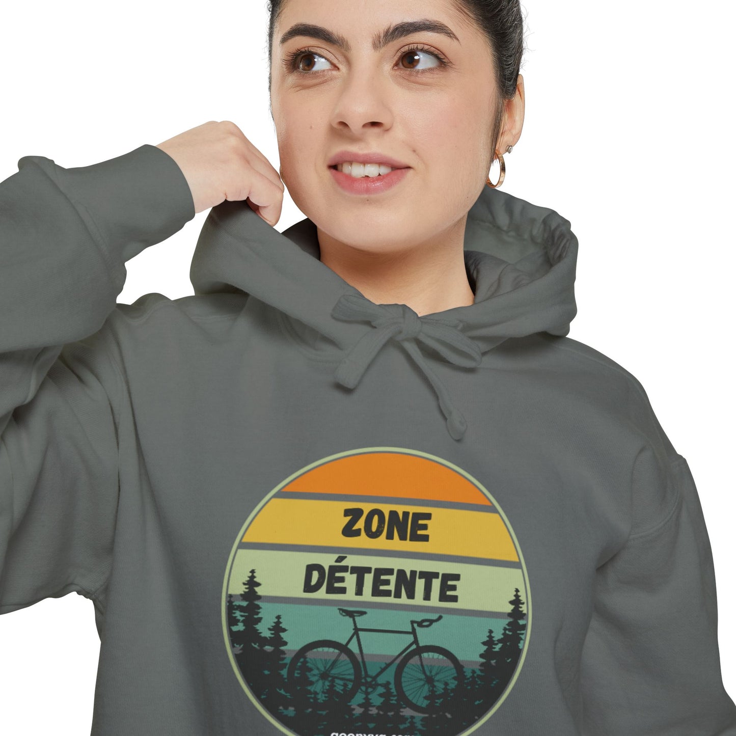 Chandail à Capuche Unisexe Teint en Pièce avec Motif "ZONE DÉTENTE" Chandail Confortable "Zone Détente" pour Amoureux du Plein Air  Cadeau Idéal pour les Amoureux de la Nature [...]