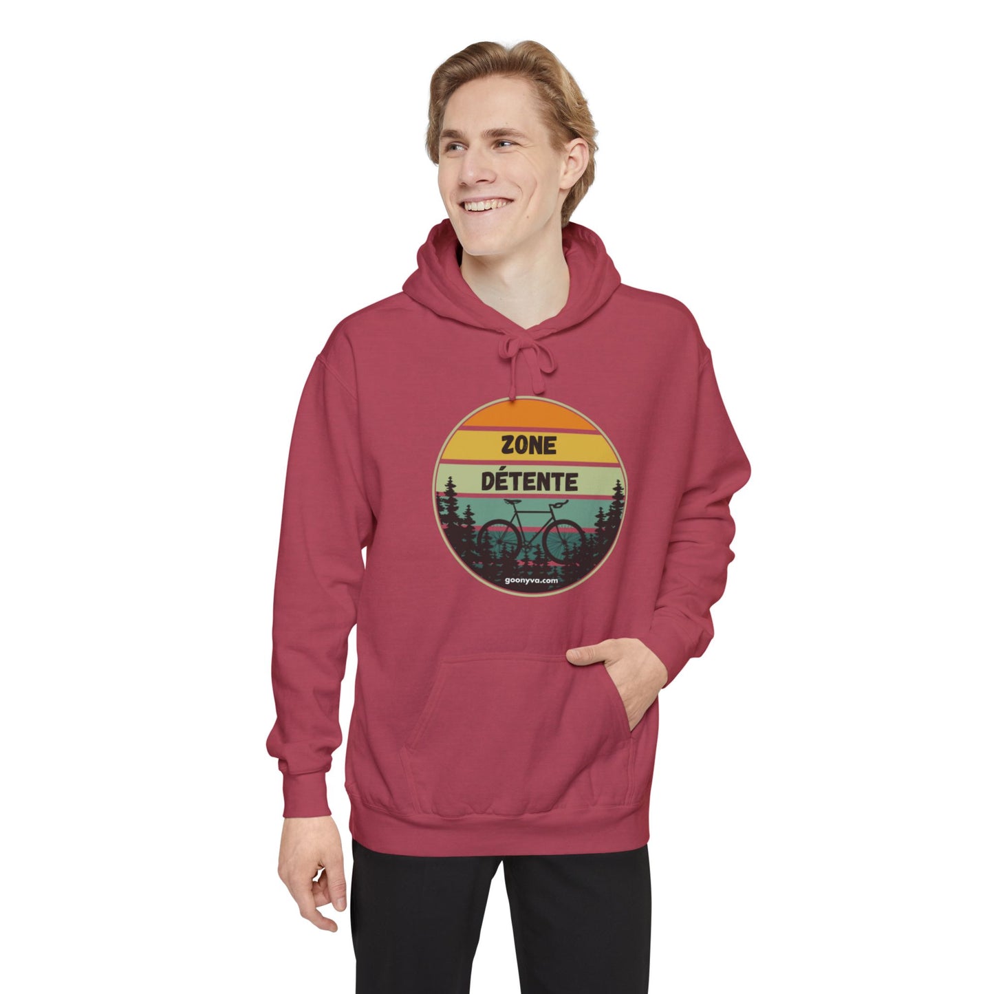 Chandail à Capuche Unisexe Teint en Pièce avec Motif "ZONE DÉTENTE" Chandail Confortable "Zone Détente" pour Amoureux du Plein Air  Cadeau Idéal pour les Amoureux de la Nature [...]