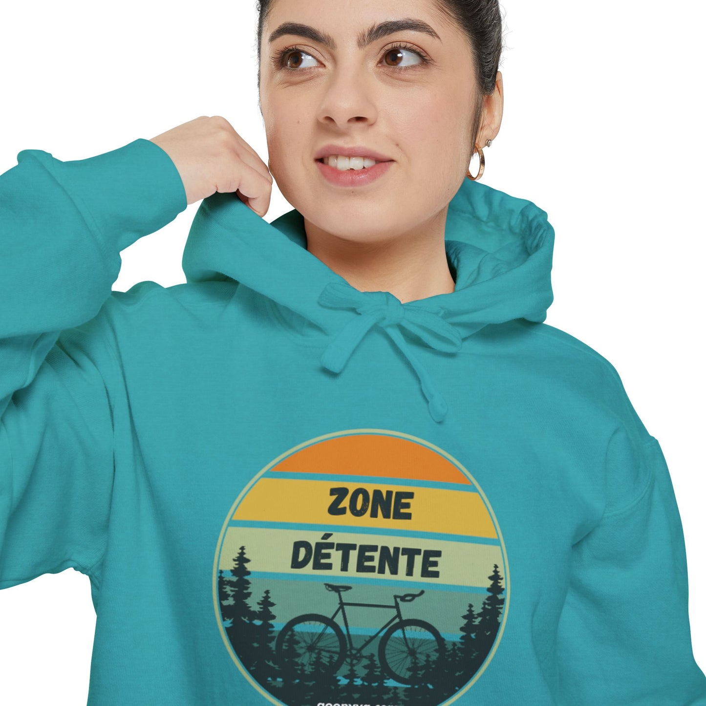 Chandail à Capuche Unisexe Teint en Pièce avec Motif "ZONE DÉTENTE" Chandail Confortable "Zone Détente" pour Amoureux du Plein Air  Cadeau Idéal pour les Amoureux de la Nature [...]