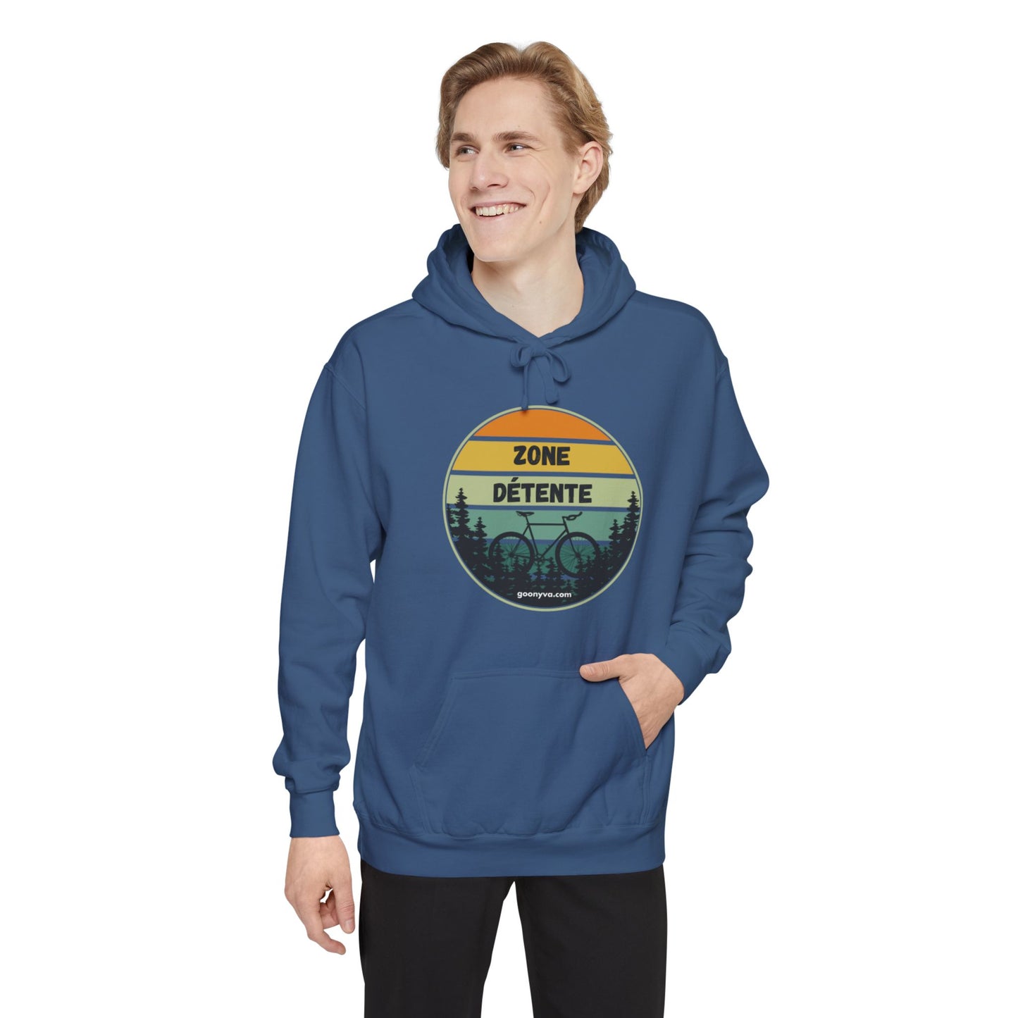 Chandail à Capuche Unisexe Teint en Pièce avec Motif "ZONE DÉTENTE" Chandail Confortable "Zone Détente" pour Amoureux du Plein Air  Cadeau Idéal pour les Amoureux de la Nature [...]