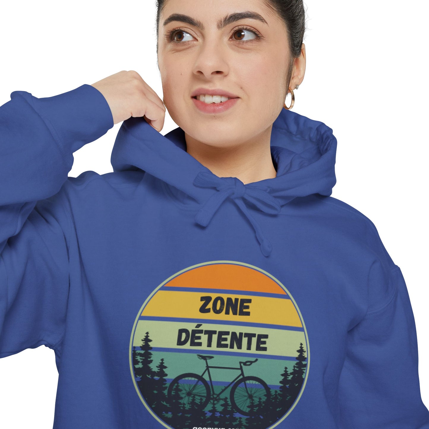 Chandail à Capuche Unisexe Teint en Pièce avec Motif "ZONE DÉTENTE" Chandail Confortable "Zone Détente" pour Amoureux du Plein Air  Cadeau Idéal pour les Amoureux de la Nature [...]